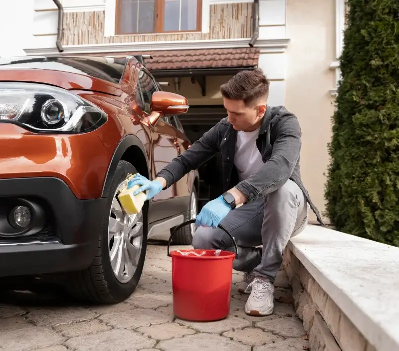 Lavage auto à domicile Lentillac-Saint-Blaise : professionnel intervenant sur un véhicule